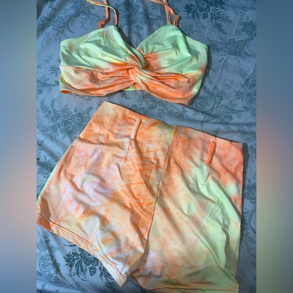 TWO PIECE SET BACKLESS CROP TOP + SHORTS - Picture 2 of 2